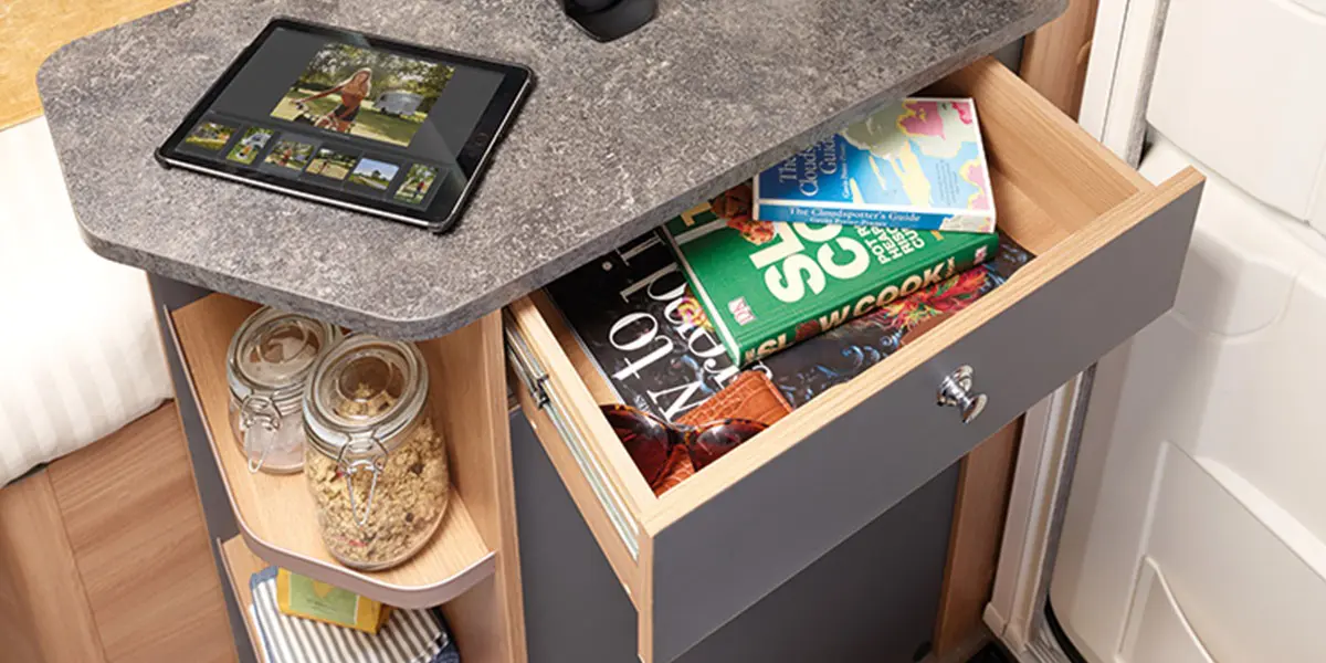 Discovery-D4-4 end of bed storage
