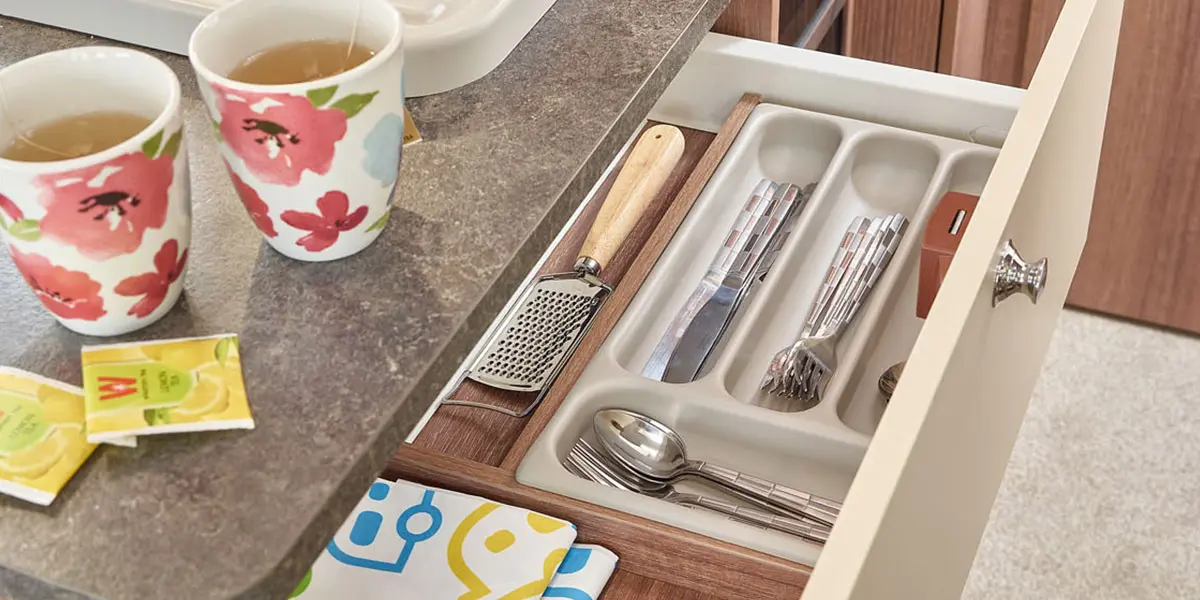 Integral dedicated cutlery tray (all models)