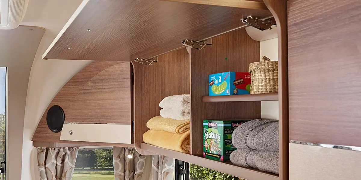 Overhead lockers with split level storage (all models)