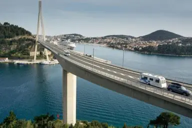 Image of the caravan and motorhome on the bridge