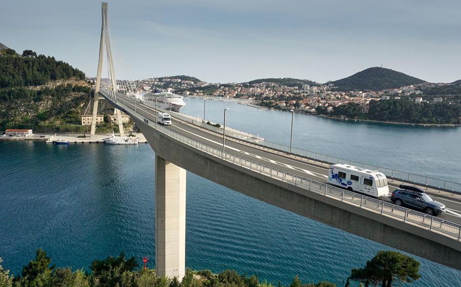 Image of the caravan and motorhome on the bridge