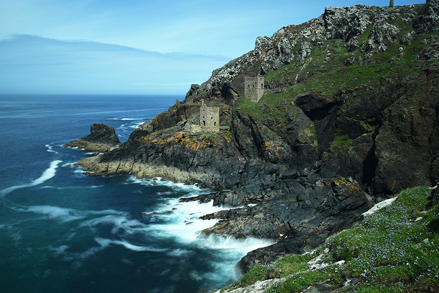 Old mining buildings in Cornwall. Photo by Darren Tolley on Unsplash