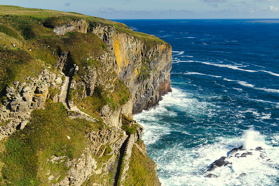 The Whaligoe Steps winding down a cliff face: Photo by Dalila Moreira on Unsplash