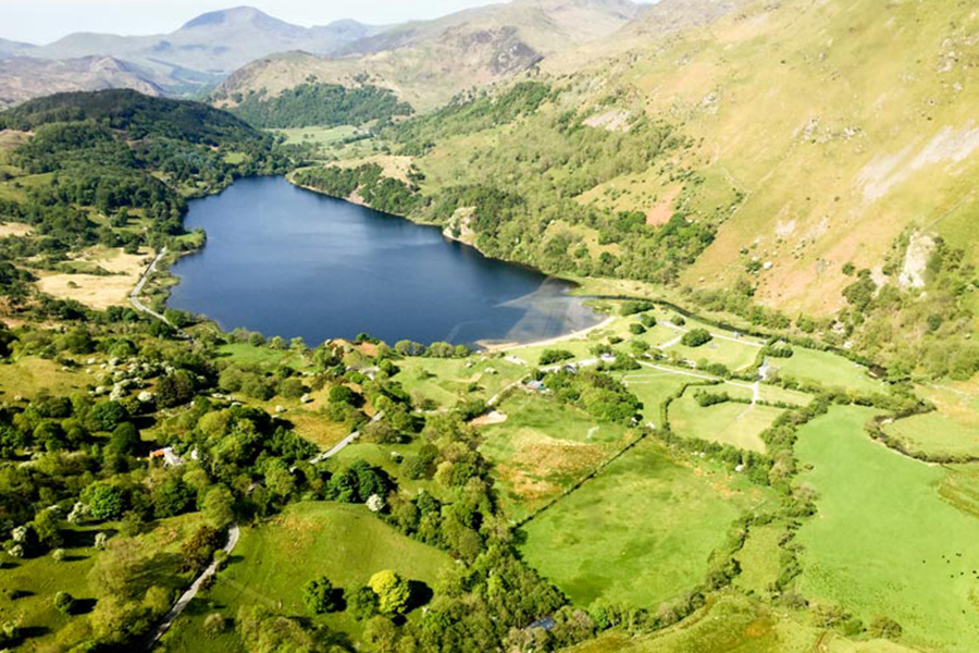An aerial view of Llyn Gwynant campsite. Image courtesy of: https://gwynant.uk/campsite-close-to-snowdon-yr-wyddfa/