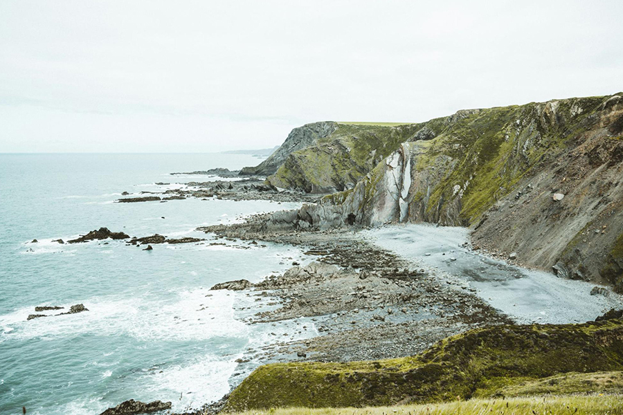 A Cornwall coastline. Photo by Annie Spratt on Unsplash